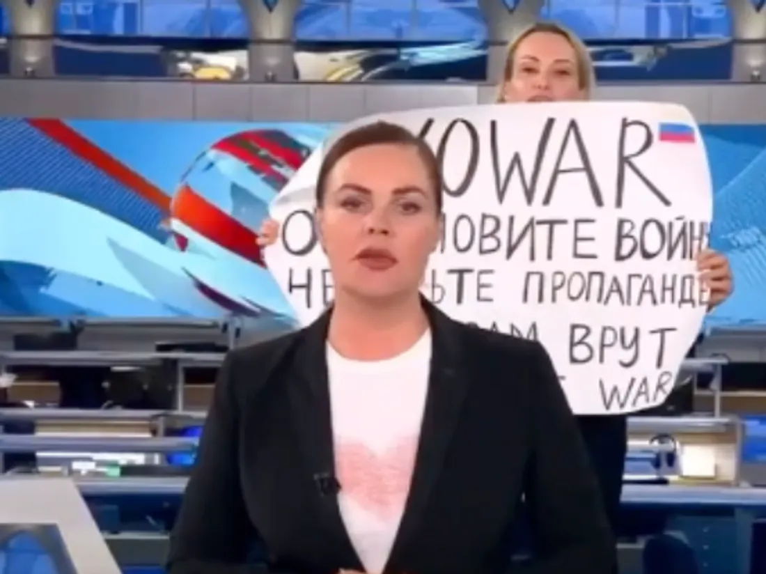 Marina Ovsiannikova interrompt la TV russe en signe de protestation contre la guerre en Ukraine.